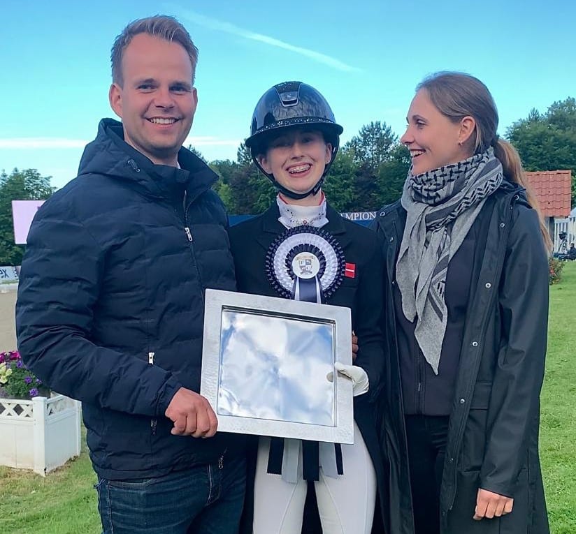 Stolt ridepige med certificering efter endt rideundervisning.