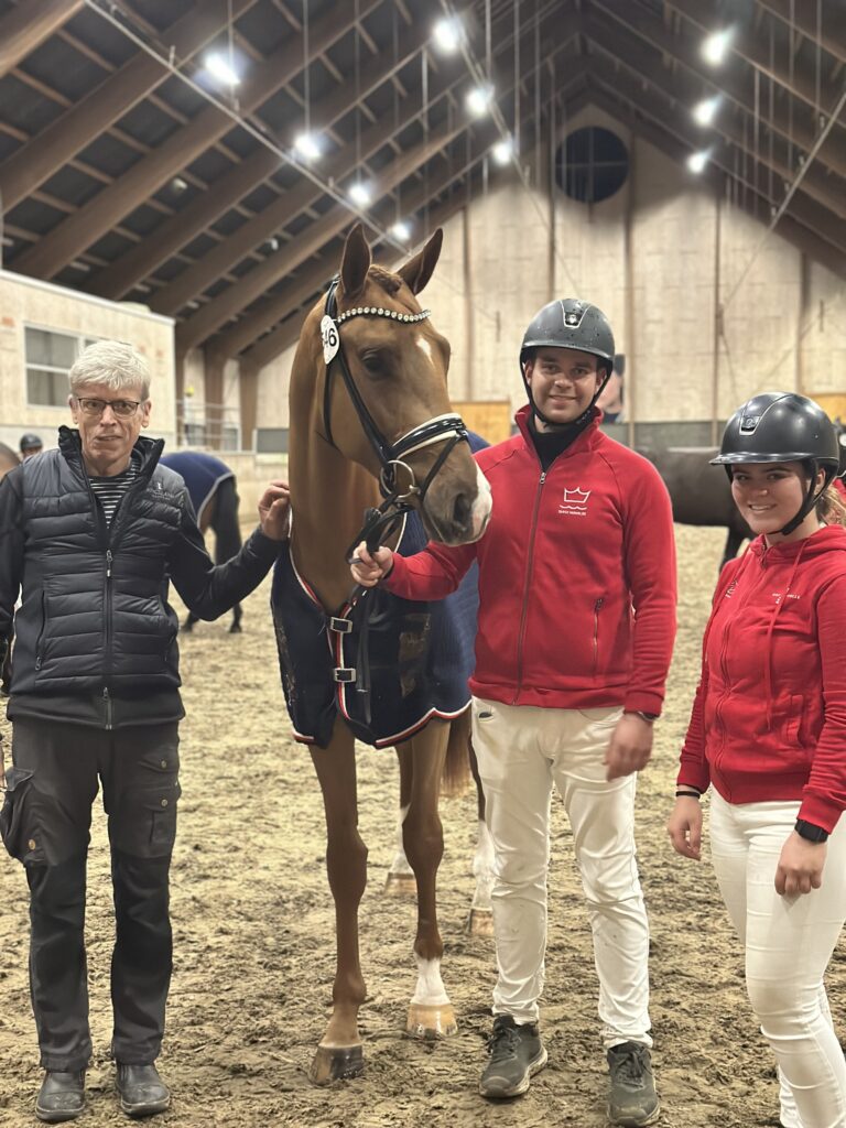 På ridebanen med teamet bag Vallentin Dressage.